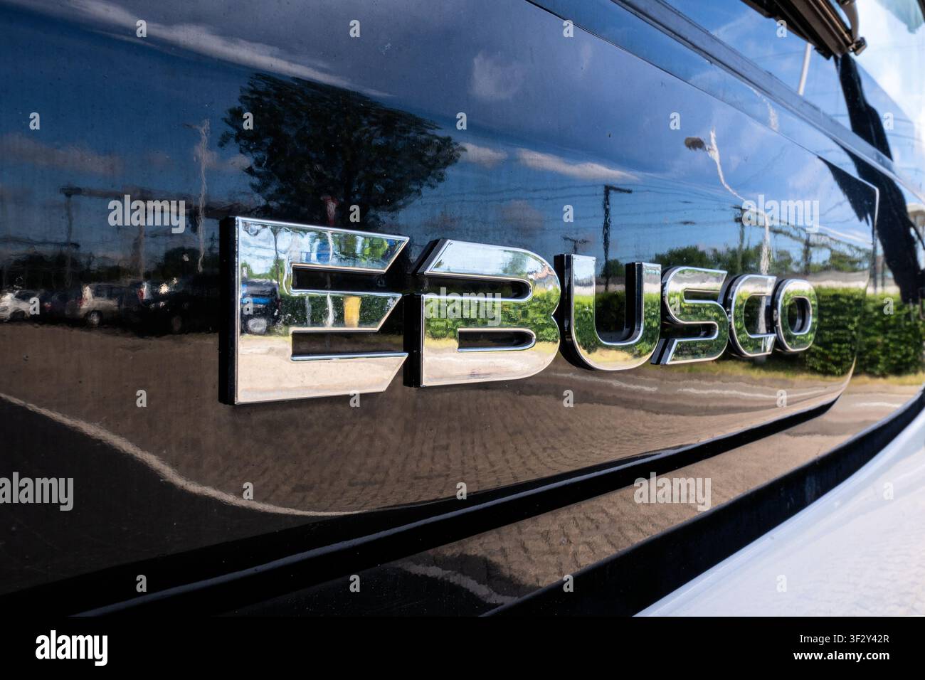 Chrom-Logo von Ebusco an einem Elektrobus Stockfoto