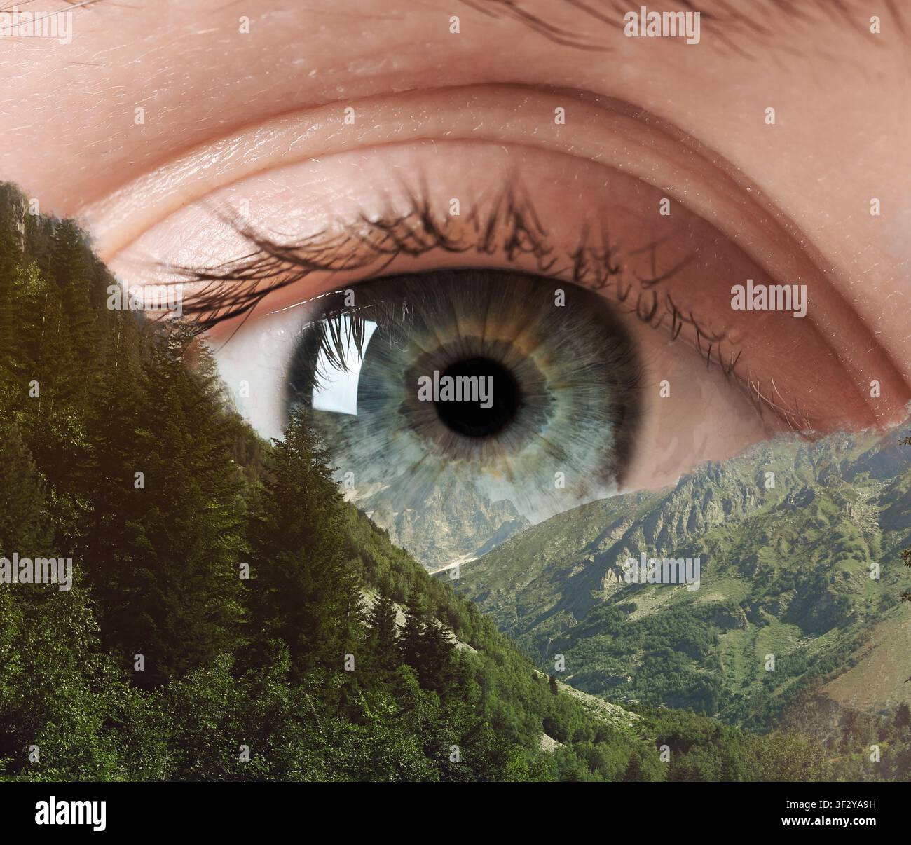 Menschliches Auge und Berglandschaft, Doppelbelichtung. Collage mit passenden Farben Stockfoto
