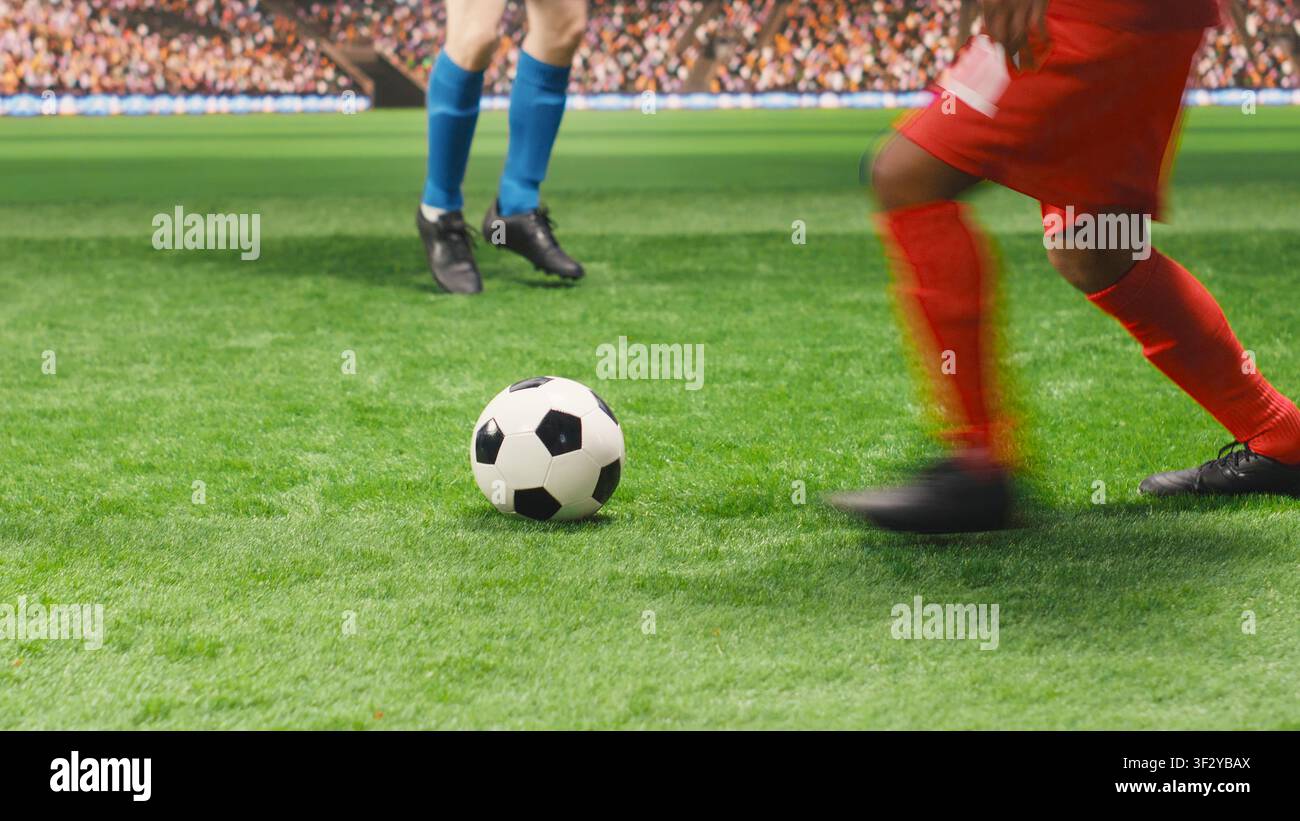 Roter Fußballspieler fällt nach gefährlichem Foul zu Boden und hat Schmerzen, Teamkollegen protestieren und fordern eine Foulstrafe nach der Verletzung. Fußballspieler wälzt sich auf dem Rasen, Fußballdrama während des Spiels. Stockfoto