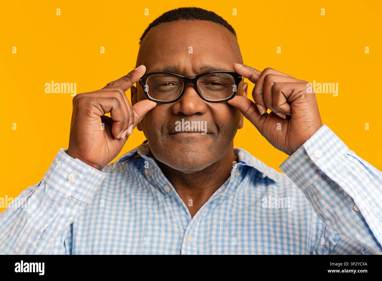 Zuversichtlich reifen afroamerikanischen Mann trägt Brille Stockfoto