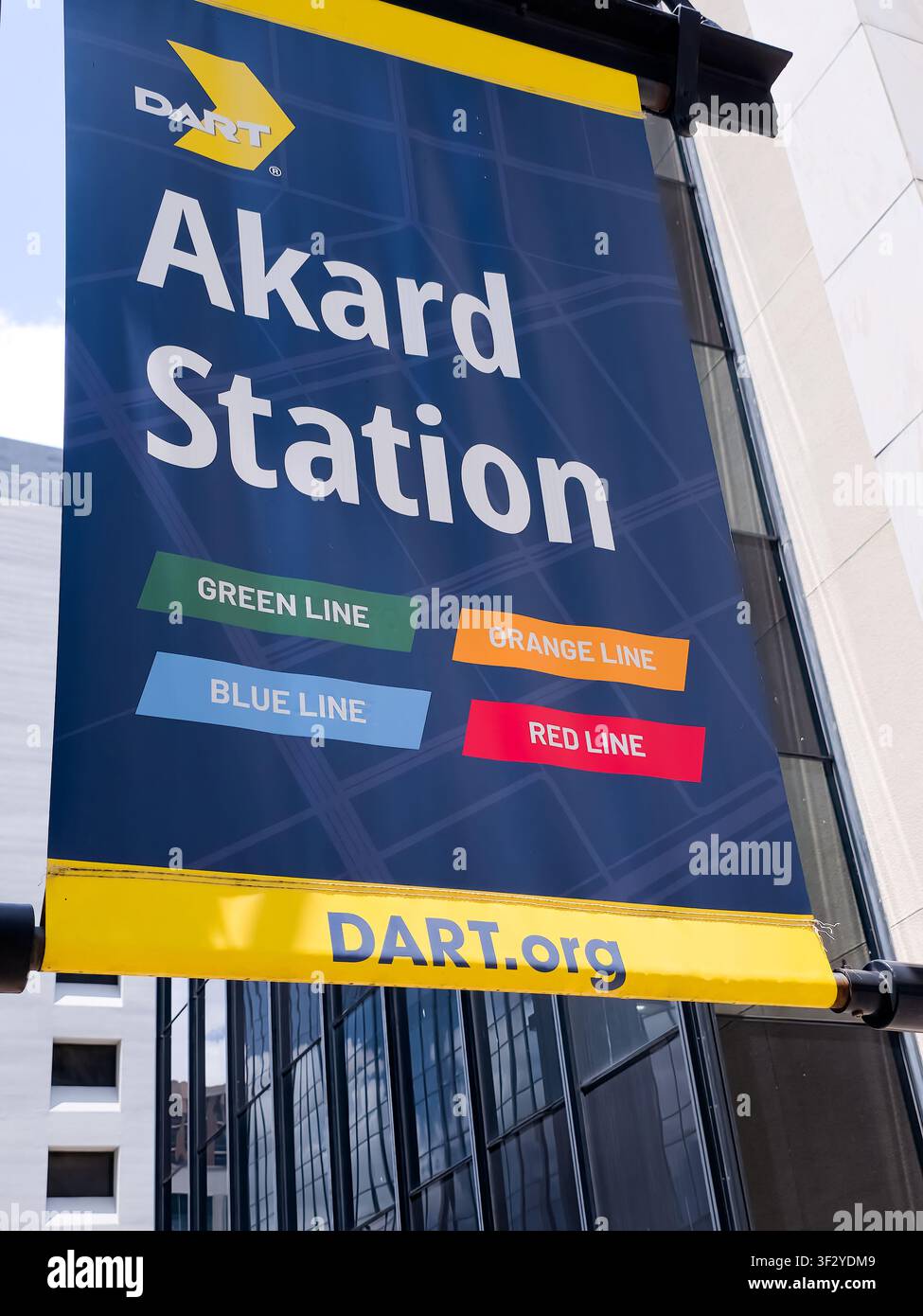 DALLAS, TX, USA - 11. JULI 2026: Ein Schild der DART-Akard-Station zeigt die farbcodierten Zuglinien einschließlich Grün, Orange, Blau und Rot an. DART s Stockfoto