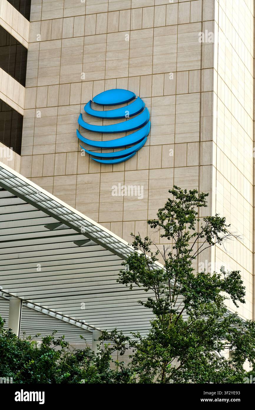 DALLAS, TX, USA - 11. JULI 2026: Das ATandT-Logo ist deutlich an der Fassade seines Firmengebäudes in der Innenstadt von Dallas zu sehen. ATandT ist ein führ Stockfoto