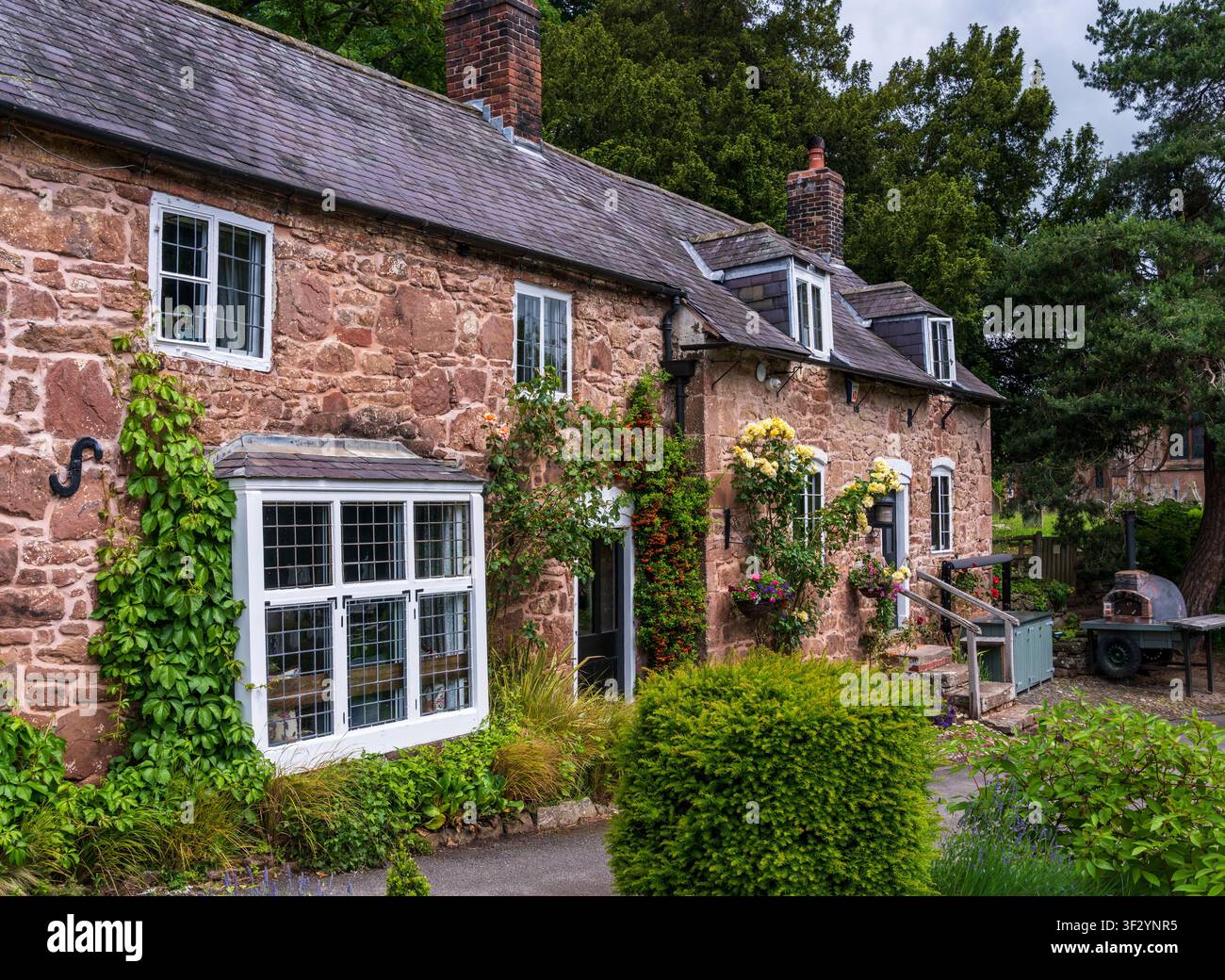 Erbistock, UK - 2. Juni 2026: Die rustikale Steinfassade des historischen Boat Inn im malerischen Dorf Erbistock nahe Wrexham Stockfoto