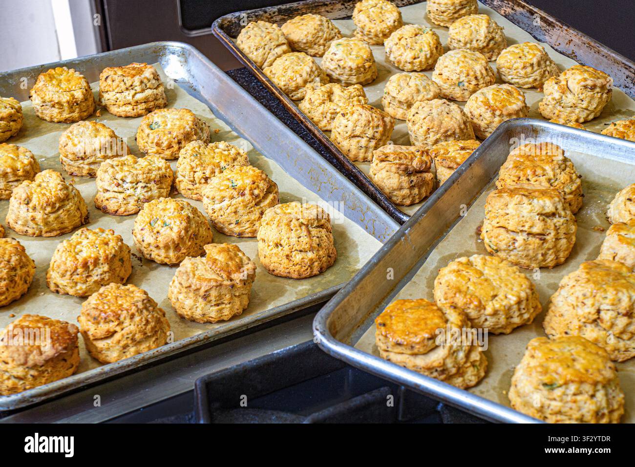 Backbleche gefüllt mit herzhaften Scones Stockfoto
