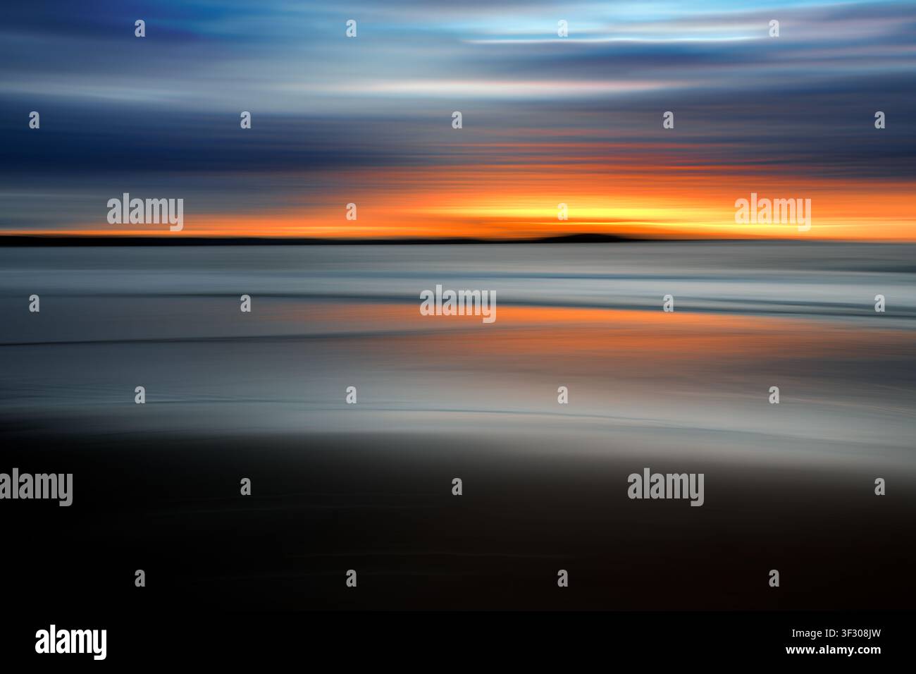 „Fleeting Sunrise“ ist ein meditativer Eindruck von Popham Beach im Morgengrauen, dargestellt durch die expressive Technik der bewussten Kamerabewegung. T Stockfoto
