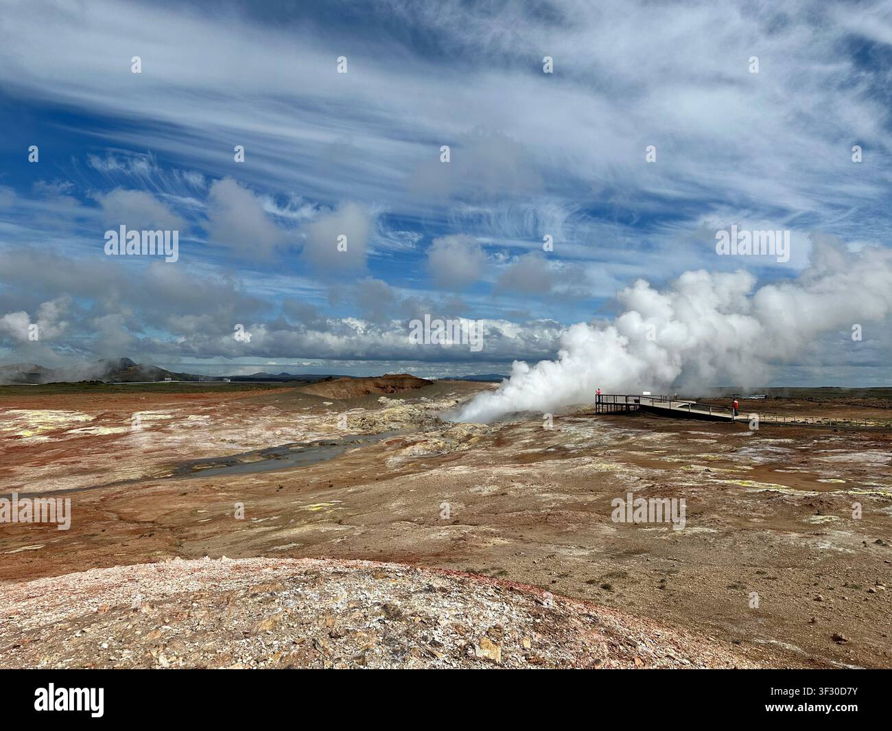 Das geothermische Gebiet mit Schwefel-Dampf in der Nähe der Hauptstadt Reykjavík, Island - Smartphone-aufgenommenes Stockfoto