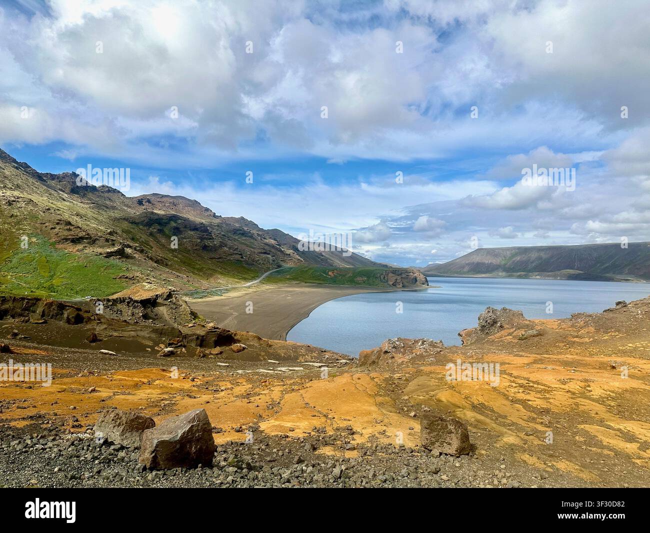 Das geothermische Gebiet mit Schwefel-Dampf in der Nähe der Hauptstadt Reykjavík, Island - Smartphone-aufgenommenes Stockfoto