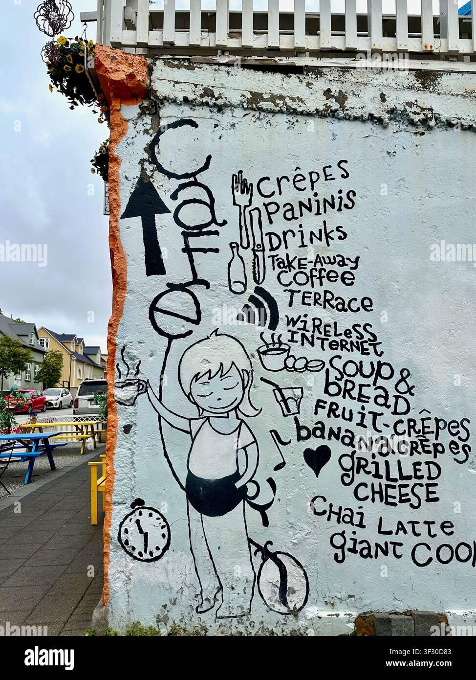 Cartoon-Mural an einer alten Hauswand zeigt typische isländische Lebensmittel, Reykjavík, Island - Smartphone-aufgenommenes Stockfoto