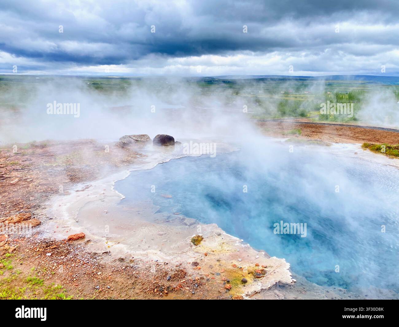 Strokkur-Geysir bricht im Geothermalgebiet des Goldenen Kreises von Island aus - Smartphone-aufgenommenes Stockfoto