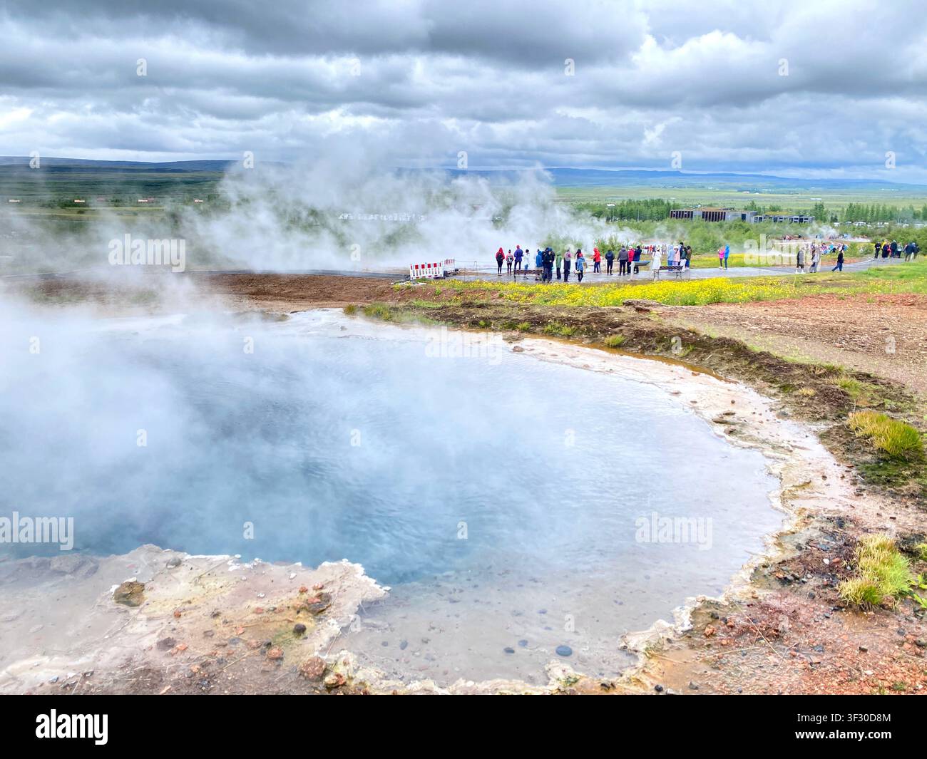 Strokkur-Geysir bricht im Geothermalgebiet des Goldenen Kreises von Island aus - Smartphone-aufgenommenes Stockfoto