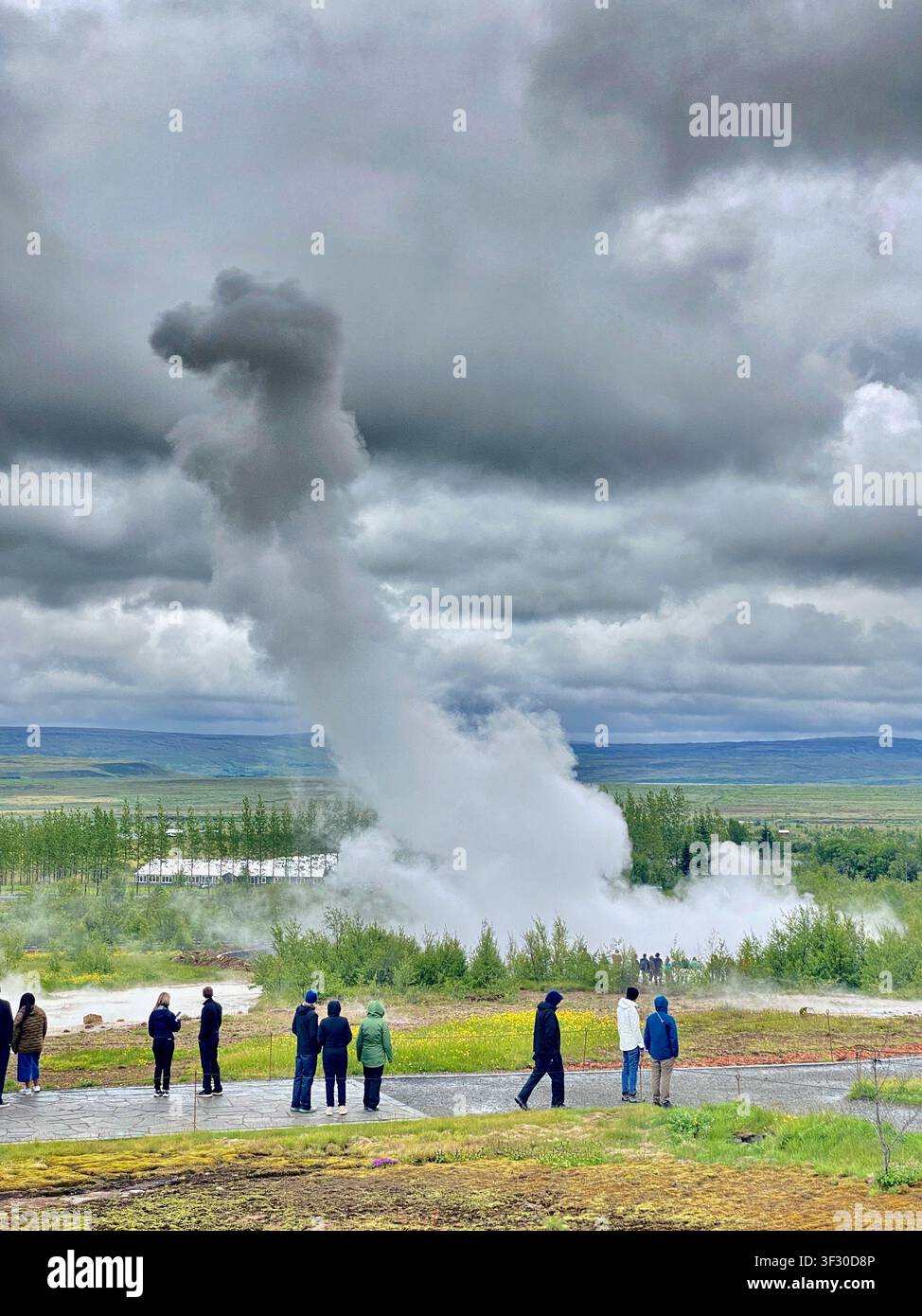 Strokkur-Geysir bricht im Geothermalgebiet des Goldenen Kreises von Island aus - Smartphone-aufgenommenes Stockfoto