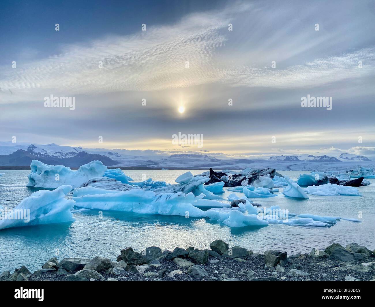 Eisberge, die am Diamond Beach an Land gespült wurden, Golden Time, Island - Smartphone-aufgenommenes Stockfoto