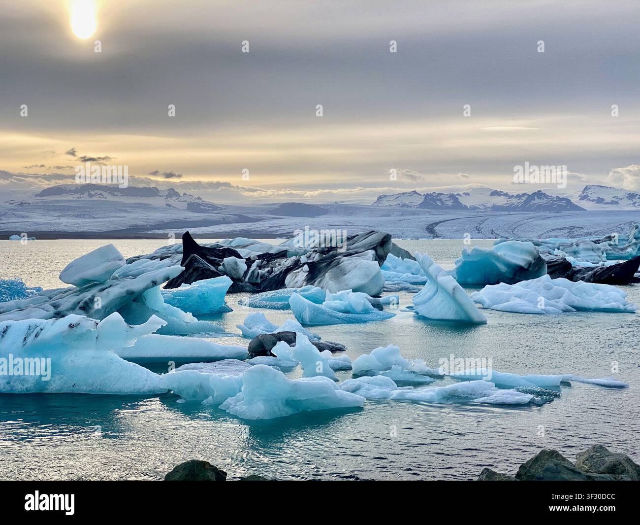 Eisberge, die am Diamond Beach an Land gespült wurden, Golden Time, Island - Smartphone-aufgenommenes Stockfoto