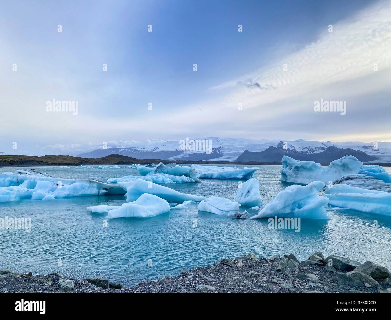 Eisberge, die am Diamond Beach an Land gespült wurden, Golden Time, Island - Smartphone-aufgenommenes Stockfoto
