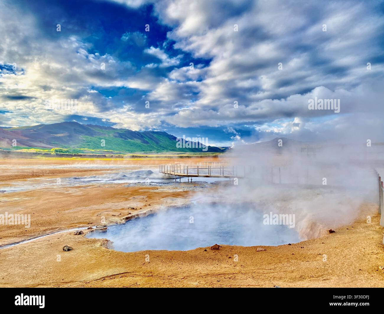 Dampfendes Geothermalfeld bei Hverir unter einem blauen bewölkten Himmel, Nordisland - Smartphone-aufgenommenes Stockfoto