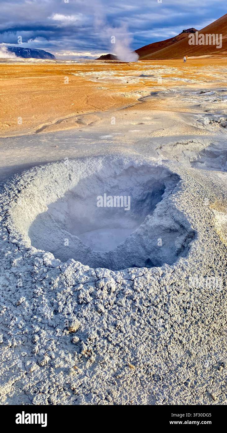 Dampfendes Geothermalfeld bei Hverir unter einem blauen bewölkten Himmel, Nordisland - Smartphone-aufgenommenes Stockfoto