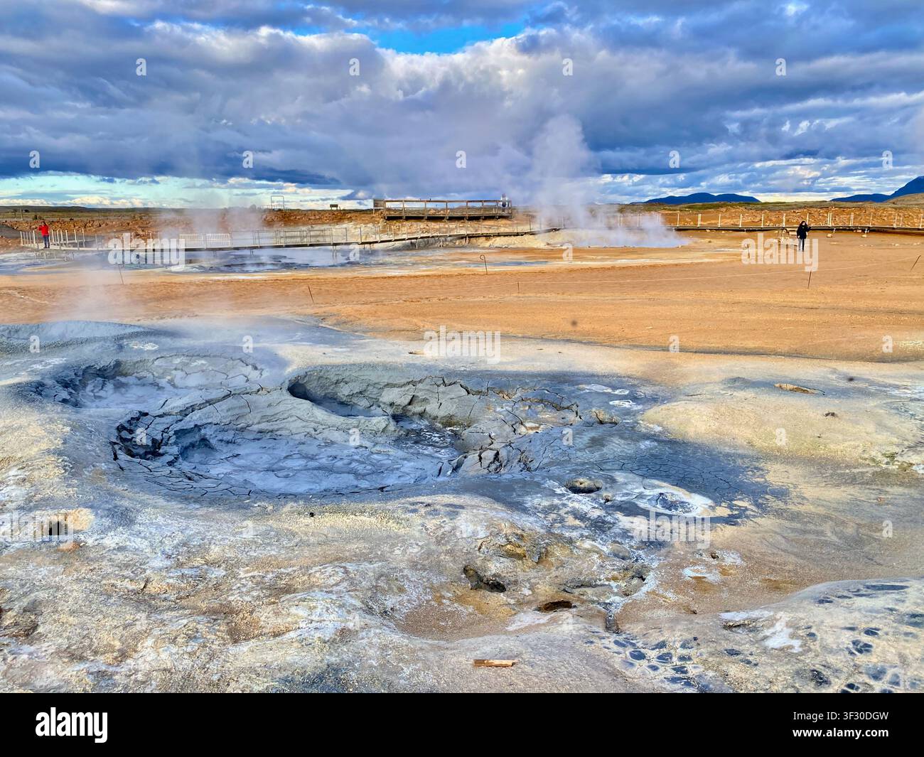 Dampfendes Geothermalfeld bei Hverir unter einem blauen bewölkten Himmel, Nordisland - Smartphone-aufgenommenes Stockfoto
