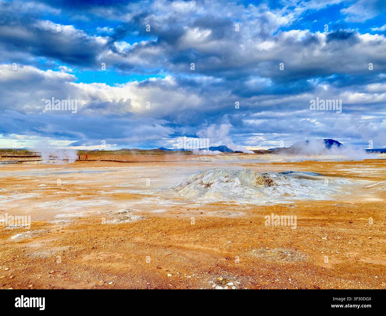Dampfendes Geothermalfeld bei Hverir unter einem blauen bewölkten Himmel, Nordisland - Smartphone-aufgenommenes Stockfoto