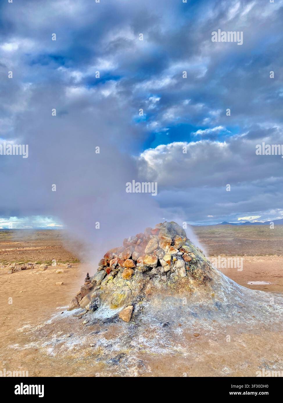 Dampfendes Geothermalfeld bei Hverir unter einem blauen bewölkten Himmel, Nordisland - Smartphone-aufgenommenes Stockfoto