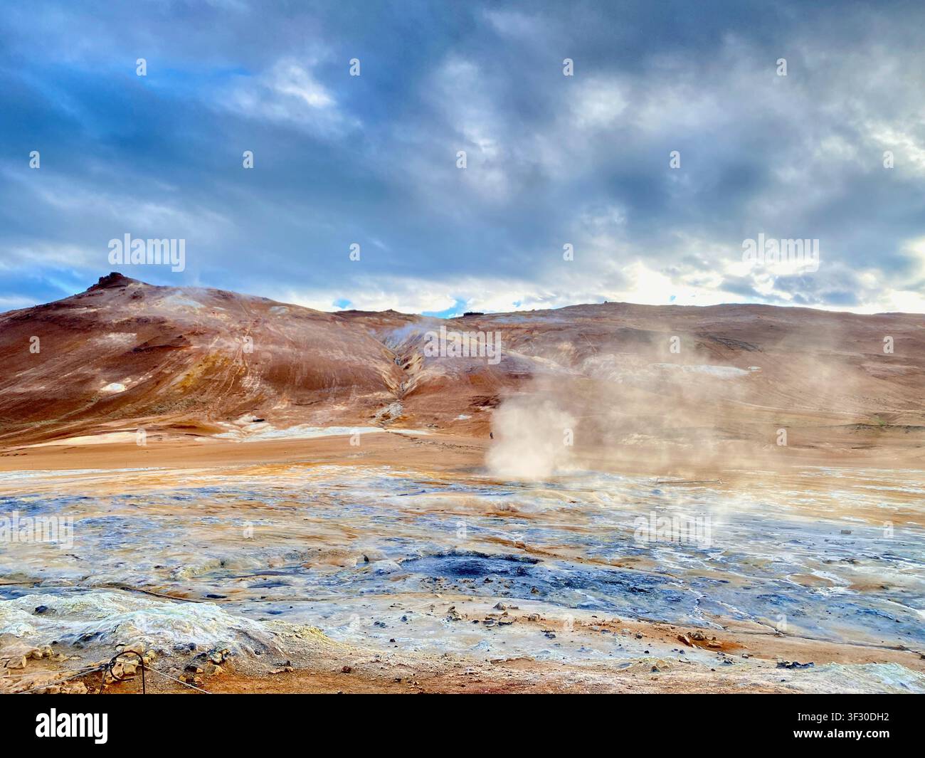 Dampfendes Geothermalfeld bei Hverir unter einem blauen bewölkten Himmel, Nordisland - Smartphone-aufgenommenes Stockfoto