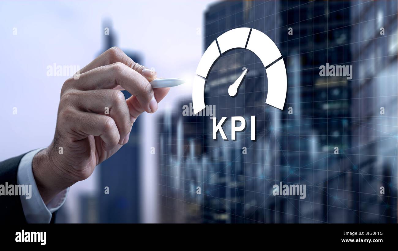 Geschäftsmann verwendet einen digitalen Stift, um Key Performance Indicators auf einem virtuellen Dashboard mit einem städtischen Firmenhintergrund zur Datenanalyse zu überwachen Stockfoto