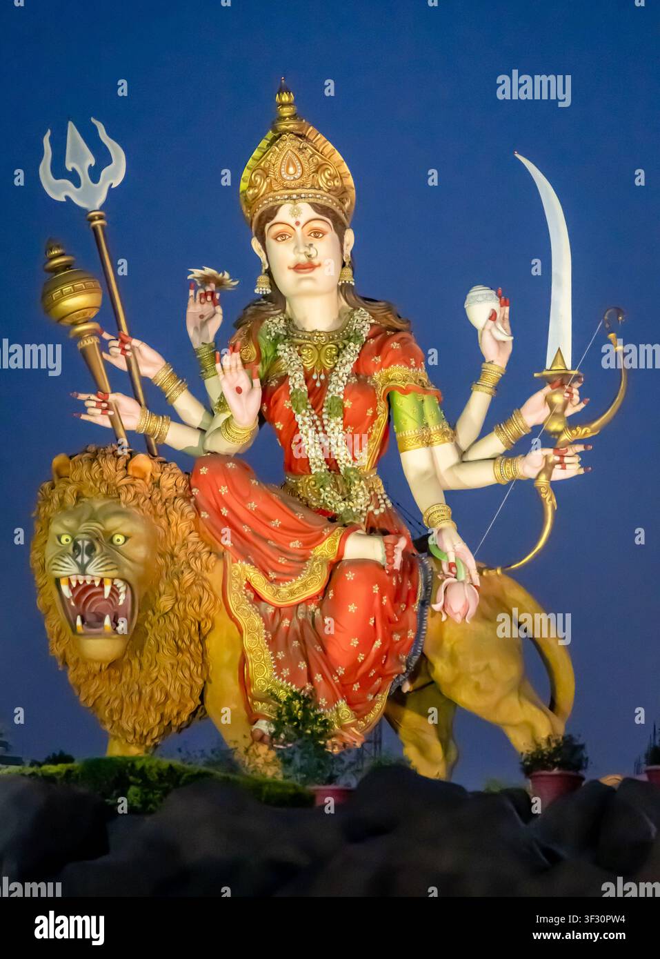 Majestätische Göttin-Durga-Statue, die während der religiösen Festfeier auf einem Löwen sitzt Stockfoto