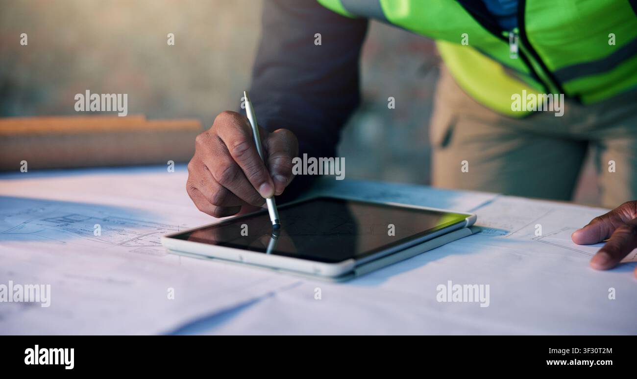 Hände, Tablet und Person, die einen Bauplan für Architektenplanung, Innovation und Baustelle zeichnen. Mann, Technologie und Ingenieur online für CAD Stockfoto