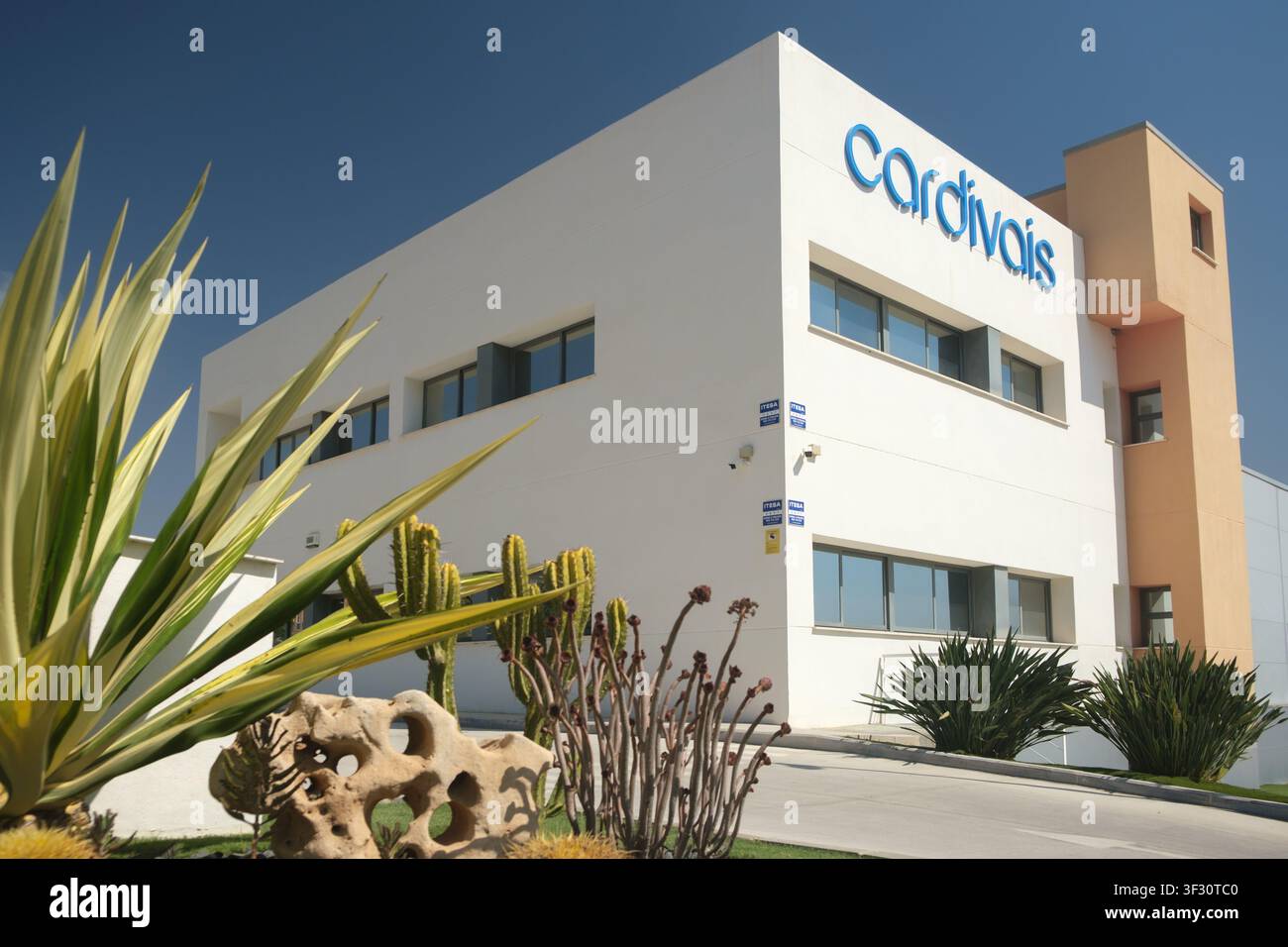 Zeitgenössisches Gebäude in Cordivais mit schlankem Design, Wüstenlandschaft und großen Fenstern in einer sonnigen Gegend. Perfekt für moderne Architekturthemen. Stockfoto