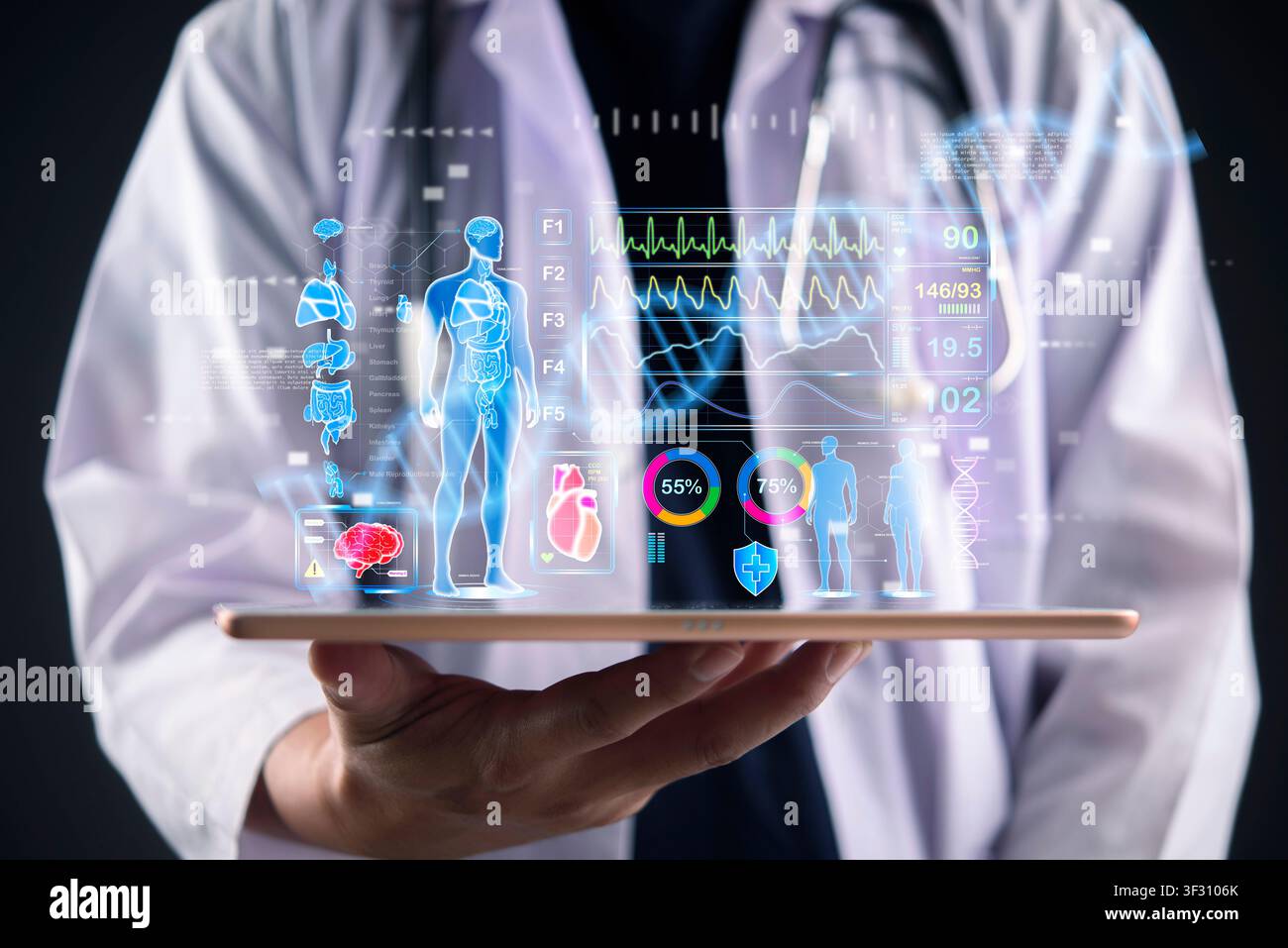 Doktor hält ein Tablet mit futuristischer medizinischer Hologramm-Schnittstelle, die menschliche Anatomie, Organe und DNA anzeigt. Konzept von KI-Diagnose, digitalem Krankenhaus, an Stockfoto