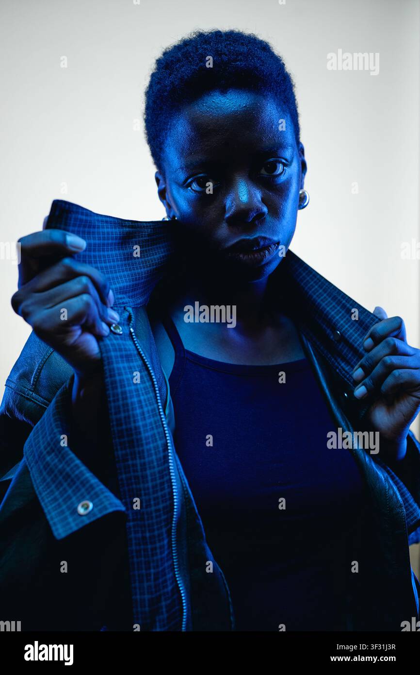 Porträt einer schwarzen Frau, die im Fashion-Editorial-Stil posiert Stockfoto