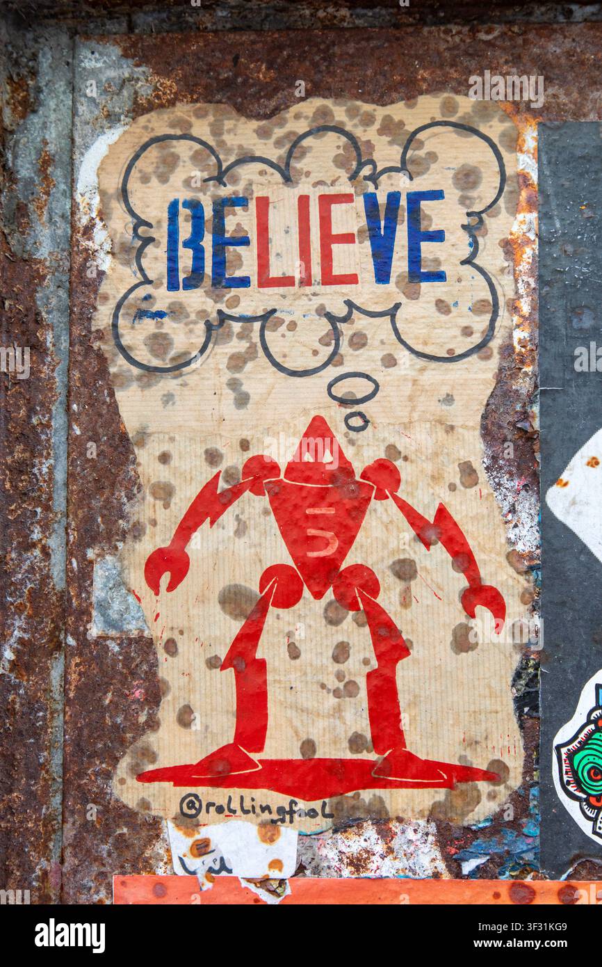 Glaube. Street-Art-Paste-Up von Rolling Fool aka Doktor Cream auf rostiger Oberfläche in der Dircksenstraße im Mitte-Bezirk von Berlin, Deutschland. Stockfoto
