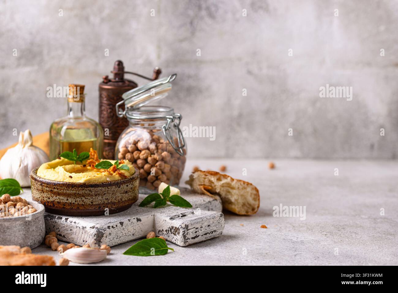 Traditioneller Hummus mit Kichererbsen, Paprika, Olivenöl Stockfoto