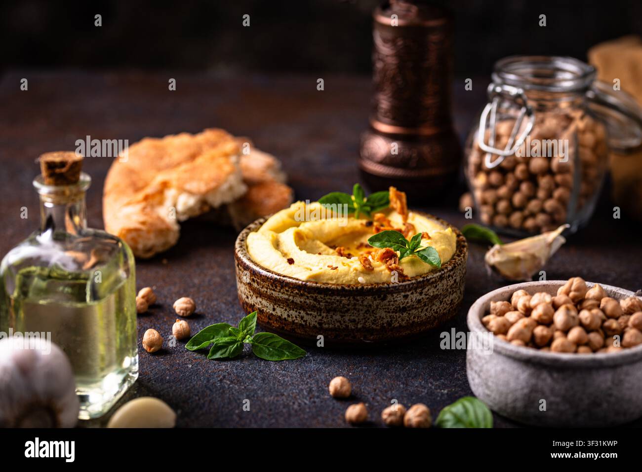 Traditioneller Hummus mit Kichererbsen, Paprika, Olivenöl Stockfoto