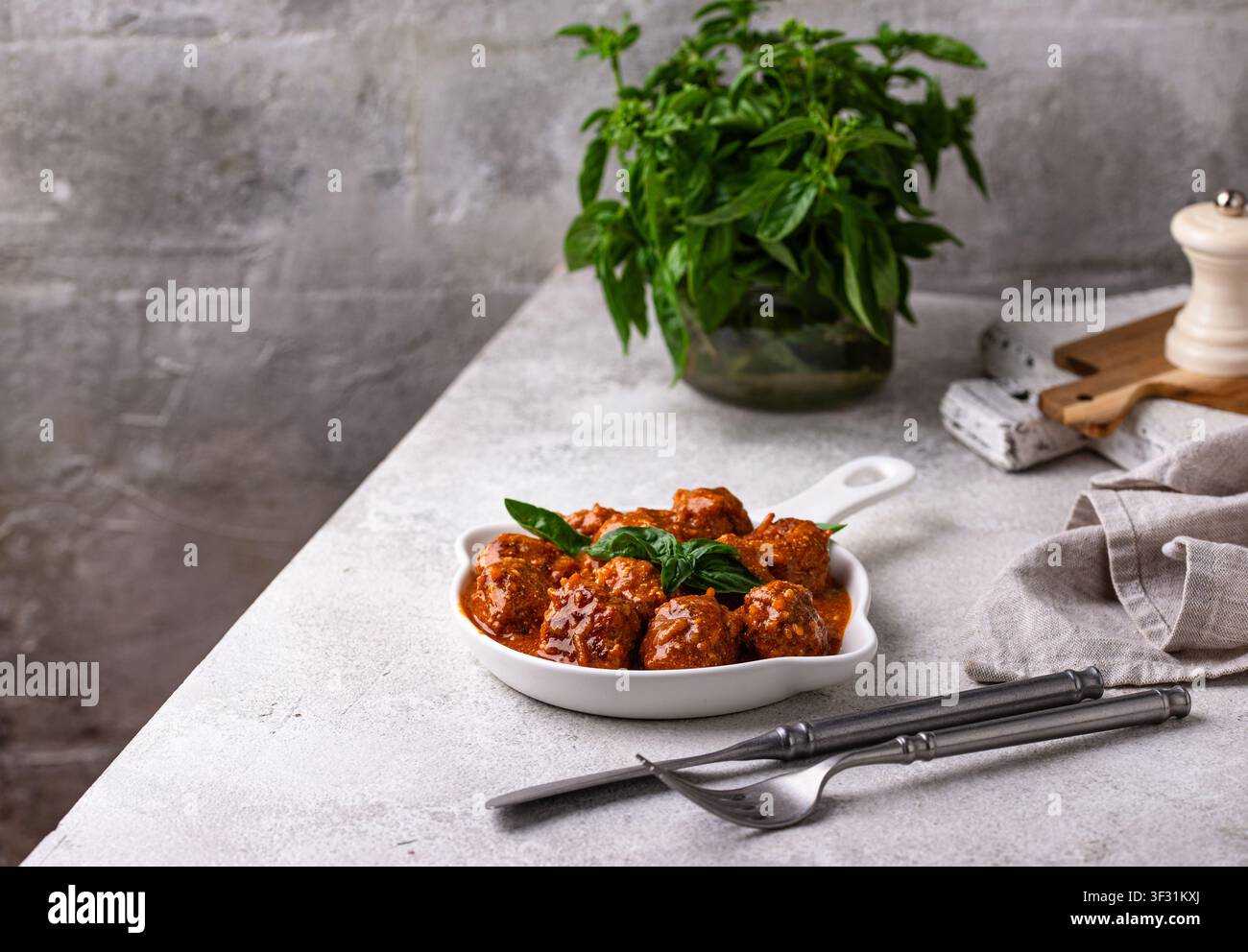 Hausgemachte Fleischbällchen in Tomatensoße Stockfoto