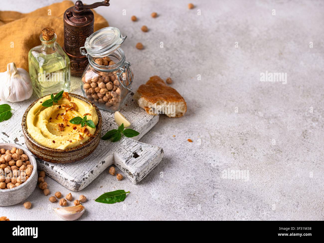 Traditioneller Hummus mit Kichererbsen, Paprika, Olivenöl Stockfoto