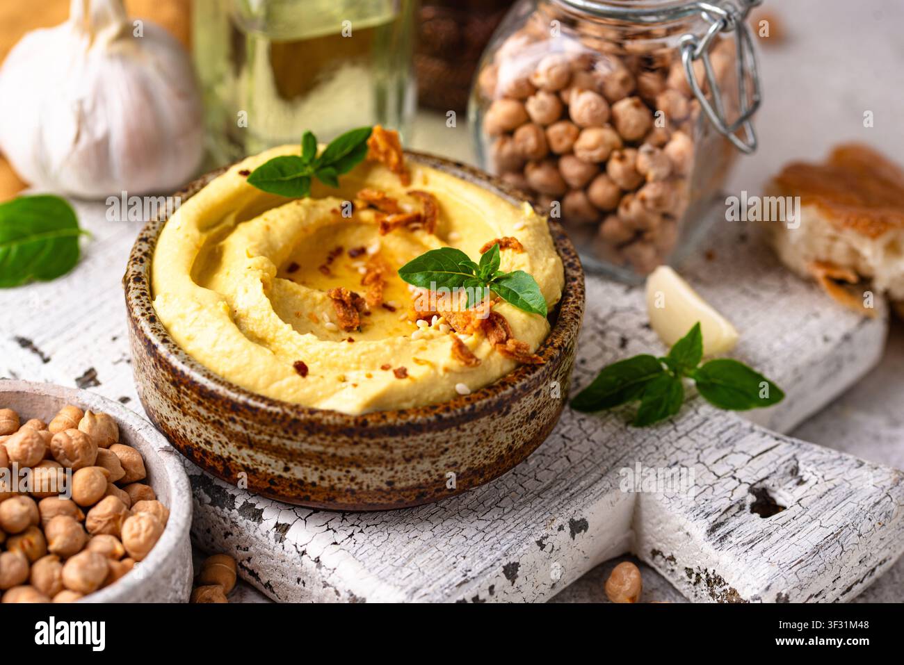 Traditioneller Hummus mit Kichererbsen, Paprika, Olivenöl Stockfoto