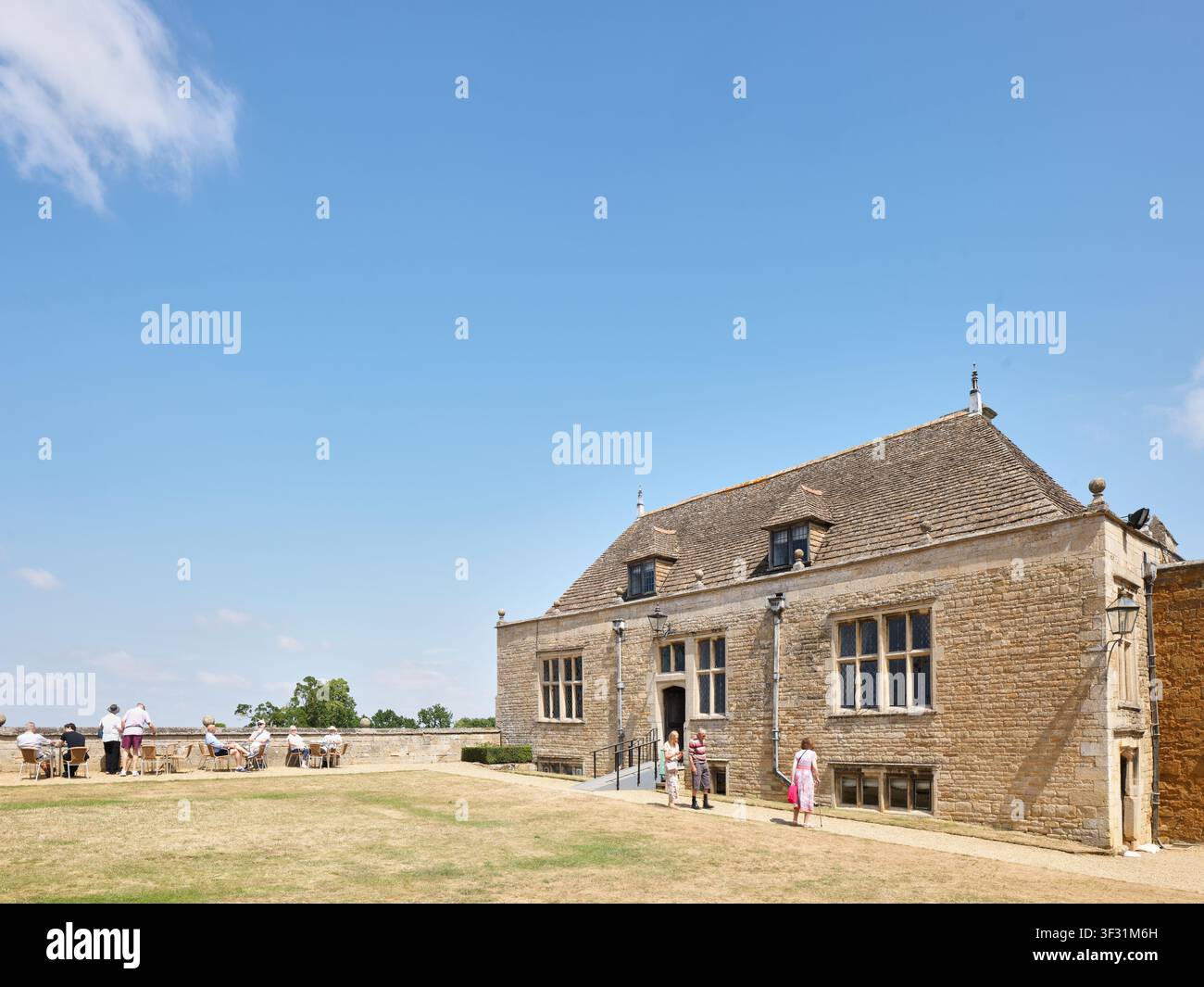Kunden im Außencafé von Rockingham Castle, Corby, England. Stockfoto