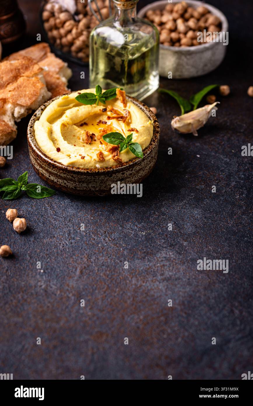 Traditioneller Hummus mit Kichererbsen, Paprika, Olivenöl Stockfoto