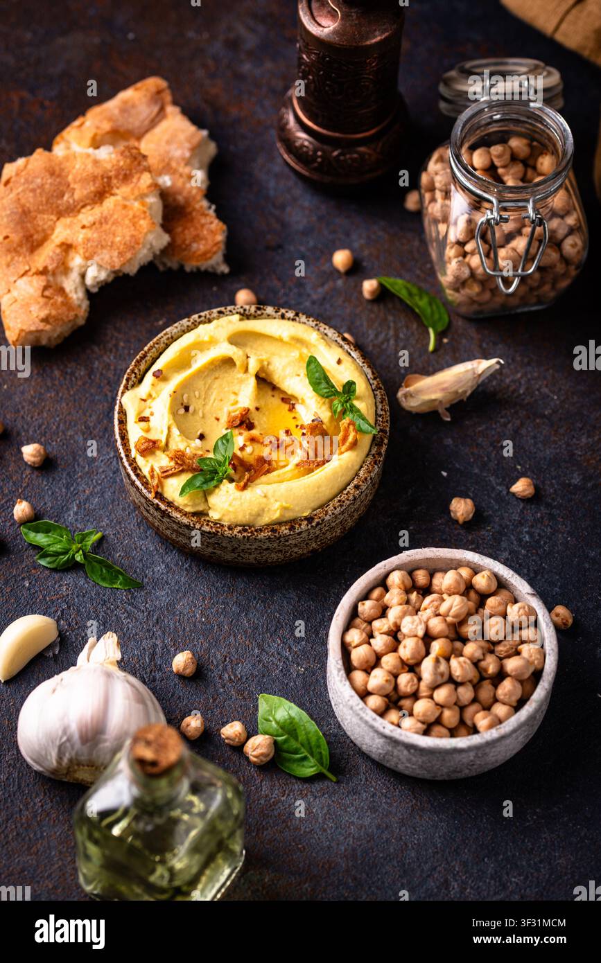 Traditioneller Hummus mit Kichererbsen, Paprika, Olivenöl Stockfoto