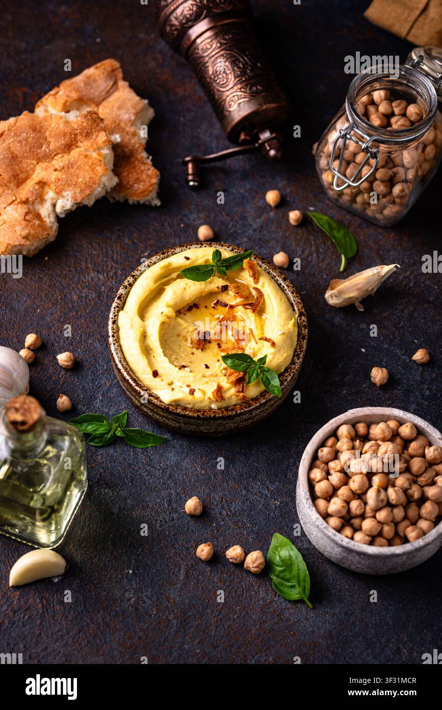 Traditioneller Hummus mit Kichererbsen, Paprika, Olivenöl Stockfoto