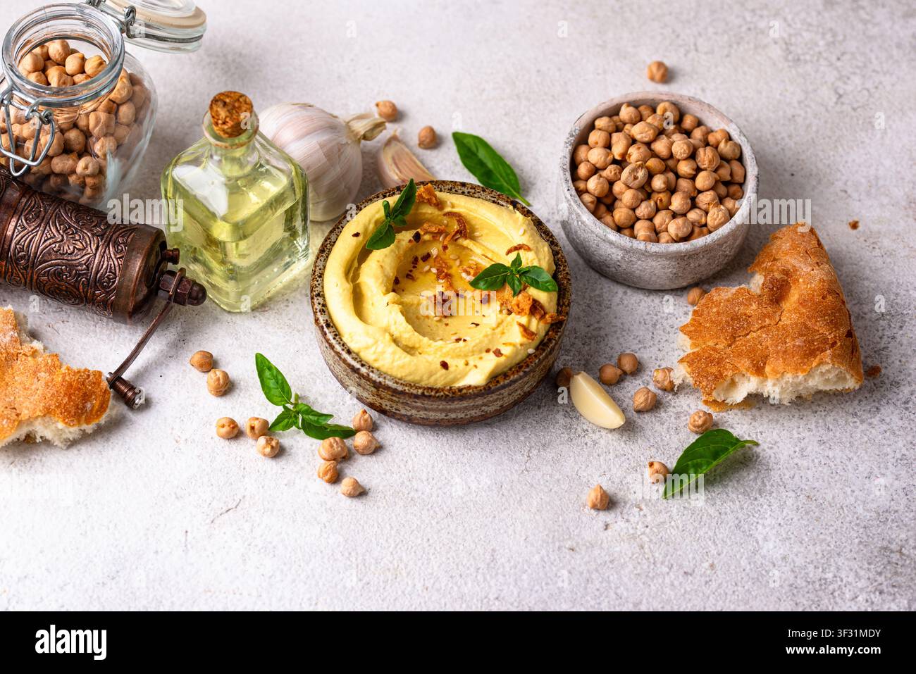 Traditioneller Hummus mit Kichererbsen, Paprika, Olivenöl Stockfoto