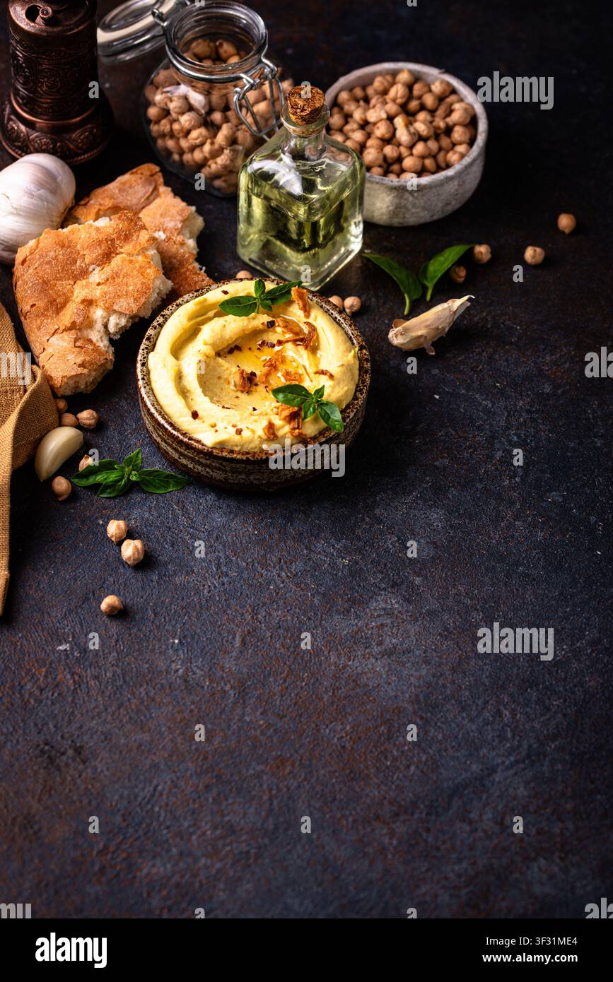 Traditioneller Hummus mit Kichererbsen, Paprika, Olivenöl Stockfoto