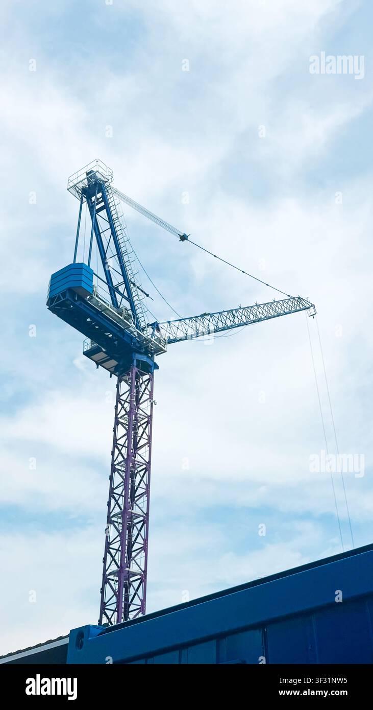 Turmkran über Hochhaus-Wohnbau Stockfoto