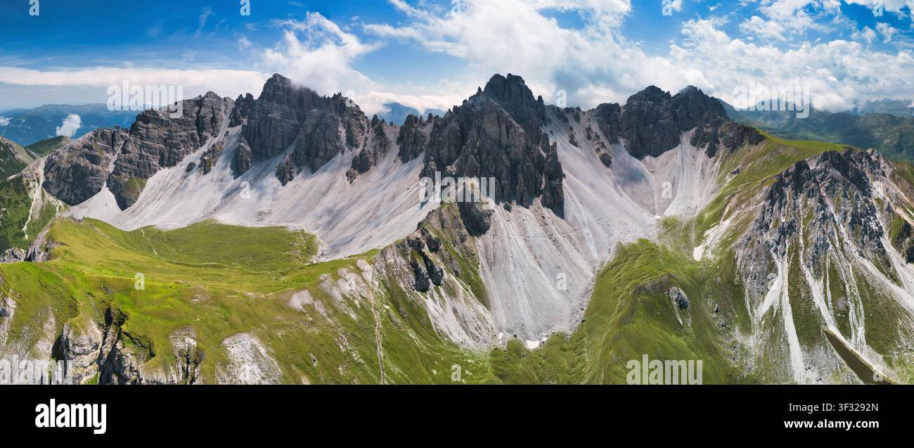 Spektakuläre grüne Berglandschaft der Stubai-Alpen südlich von Innsbruck, Axamer Lizum. Tirol. Österreich Stockfoto