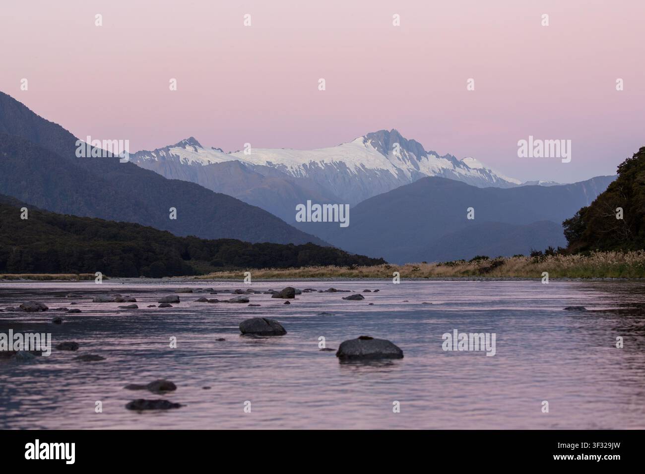 Berg McCullaugh und Berg Hooker mit dem Haast River, gesehen von Pleasant Flat, Westküstenregion, Neuseeland Stockfoto