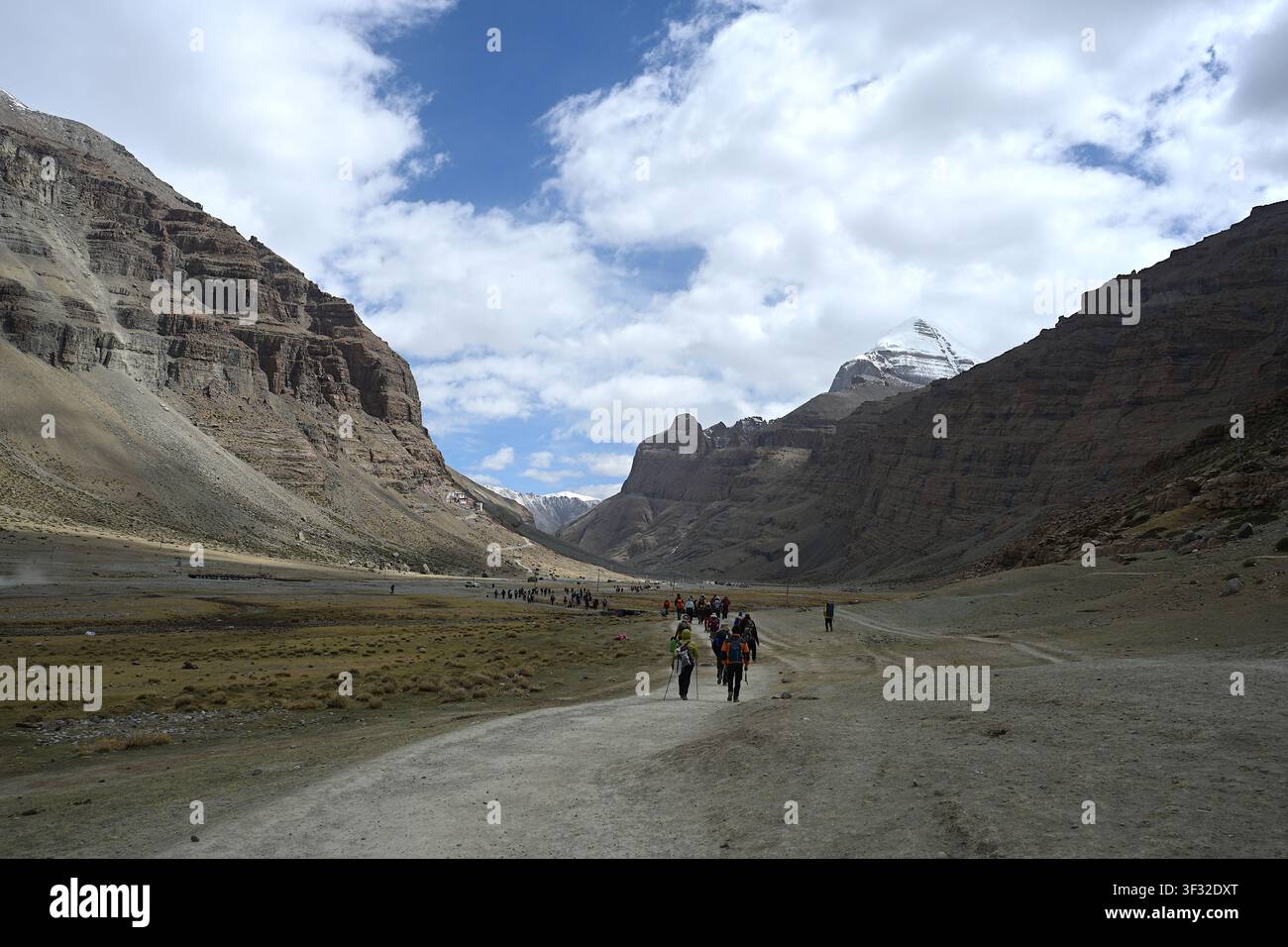 Südwand des Mount Kailash, gesehen vom Anfang der äußeren Kora-Parikrama in Tarboche Stockfoto