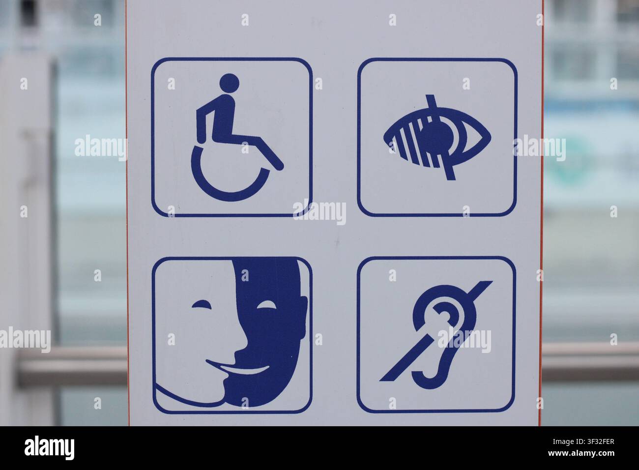 Zugänglichkeitsinformationsschilder für Benutzer des öffentlichen Nahverkehrs Stockfoto