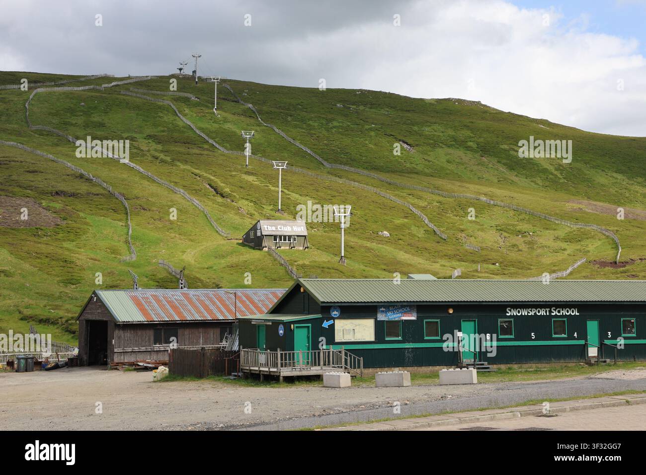 Sunnyside Chairlift und Snowsport-Schule Glenshee-Skizentrum im Sommer Schottland Juli 2026 Stockfoto