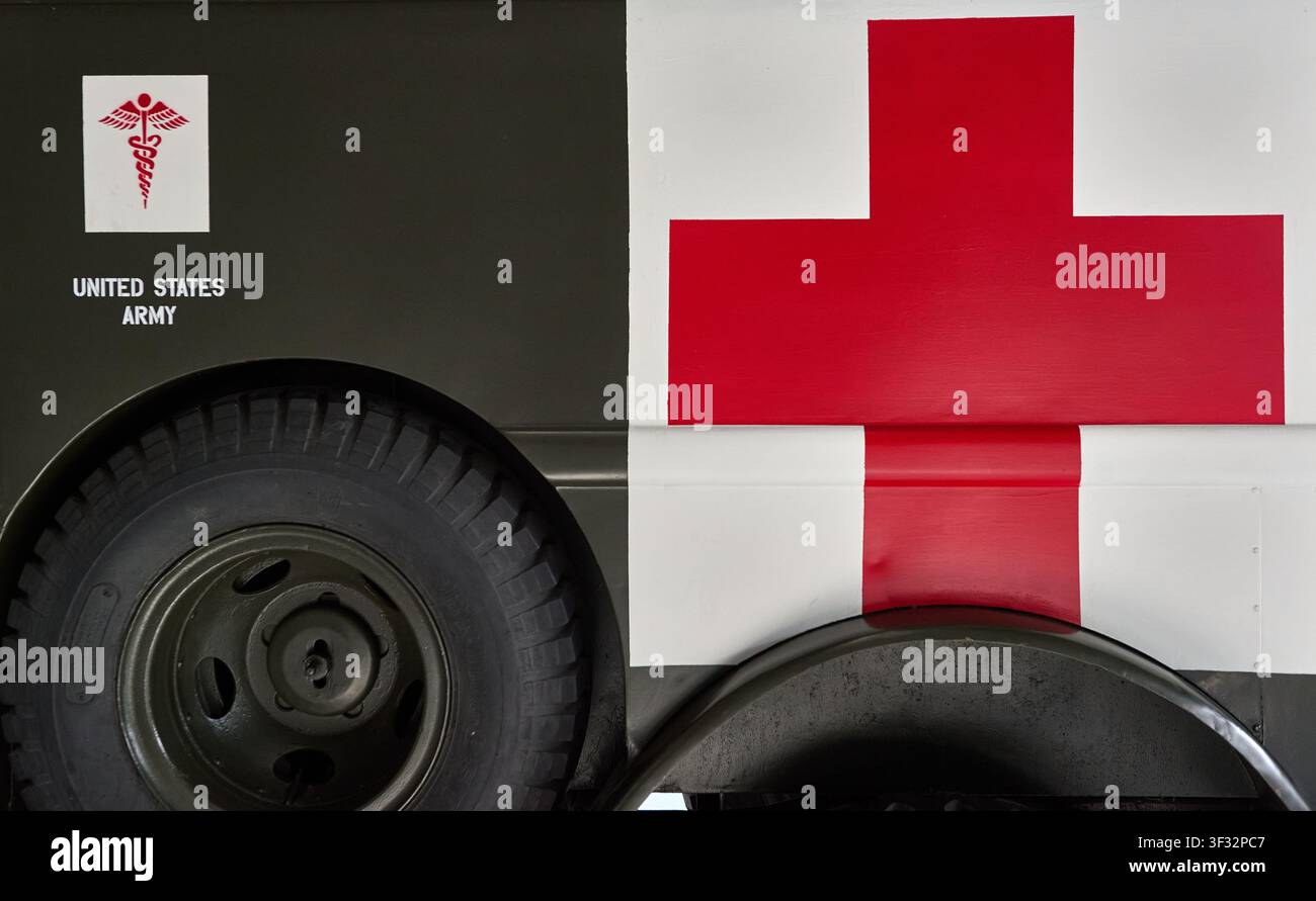 Seitendetail eines Vintage-US-Armee-Sanitätswagens mit dem Rotkreuz-Emblem, dem Kaduzeusabzeichen des Medical Corps und dem Rad. Stockfoto