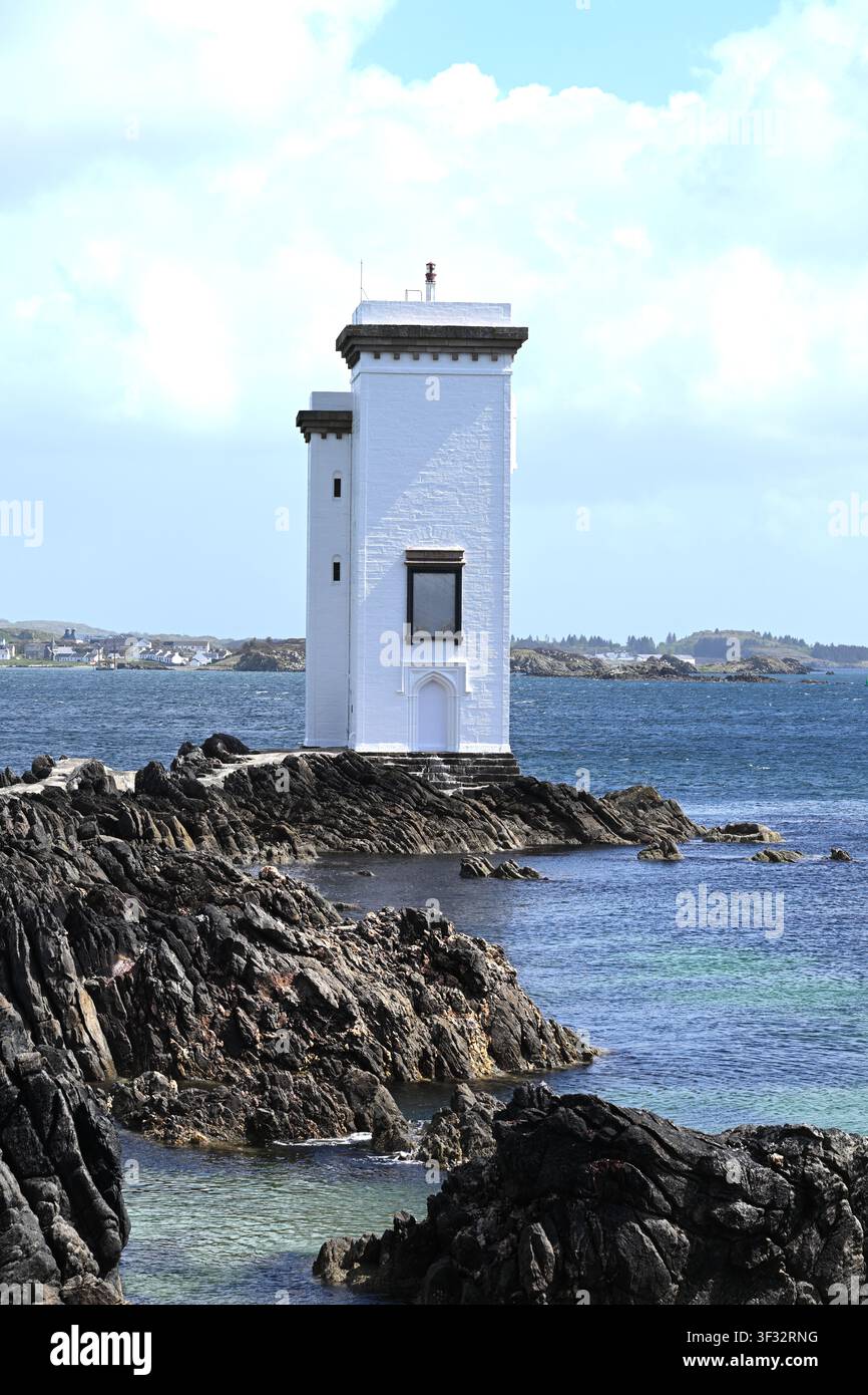 Quadratisches ikonisches Leuchtfeuer Carraig Fhada, entworfen und gebaut von David Hamilton & Sohn, betrieben durch den Northern Lighthouse Board auf der Isle of Islay, Schottland, UK Stockfoto
